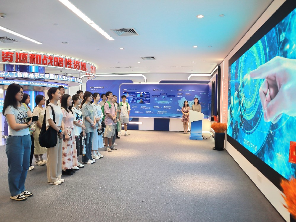 “闽韵新声 创享思明”研学夏令营：北数研究院助力学子探索 AI 与大数据世界